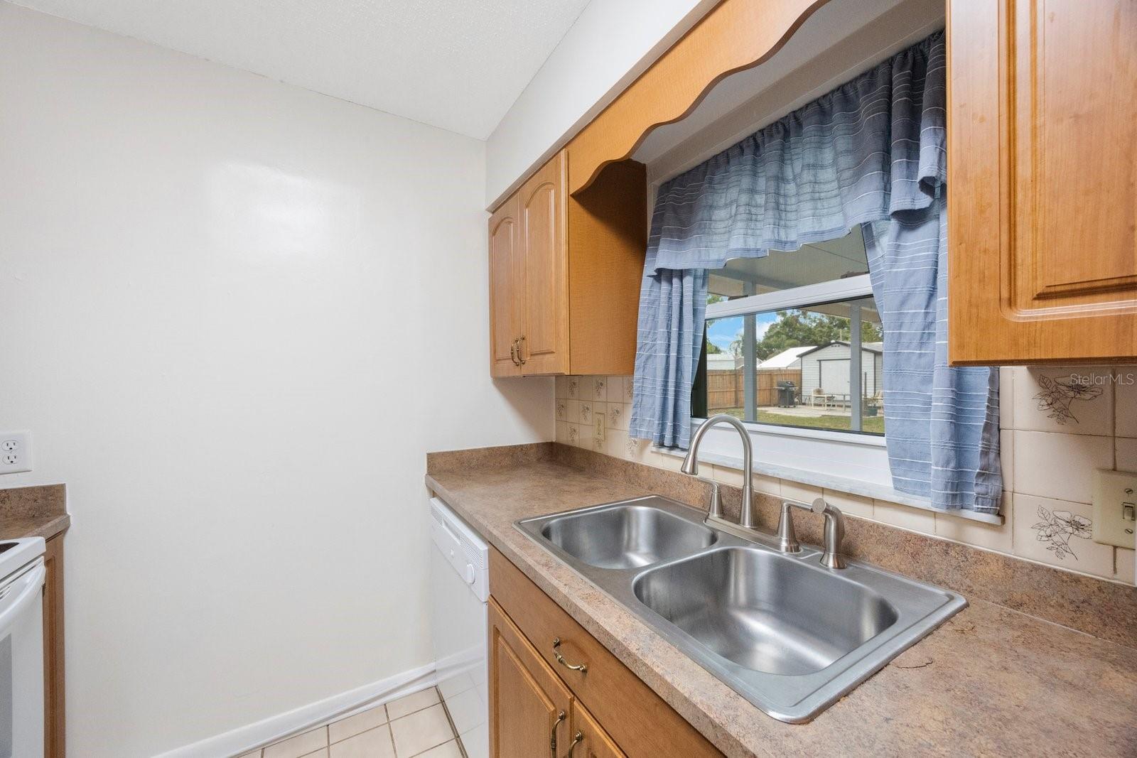 Image 10 of 39 For 6639 Winding Oak Drive