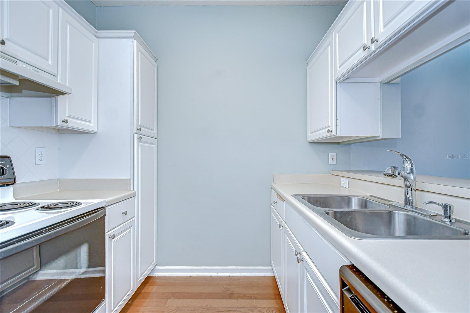 Image 21 of 39 For 800 Dakota Avenue 429