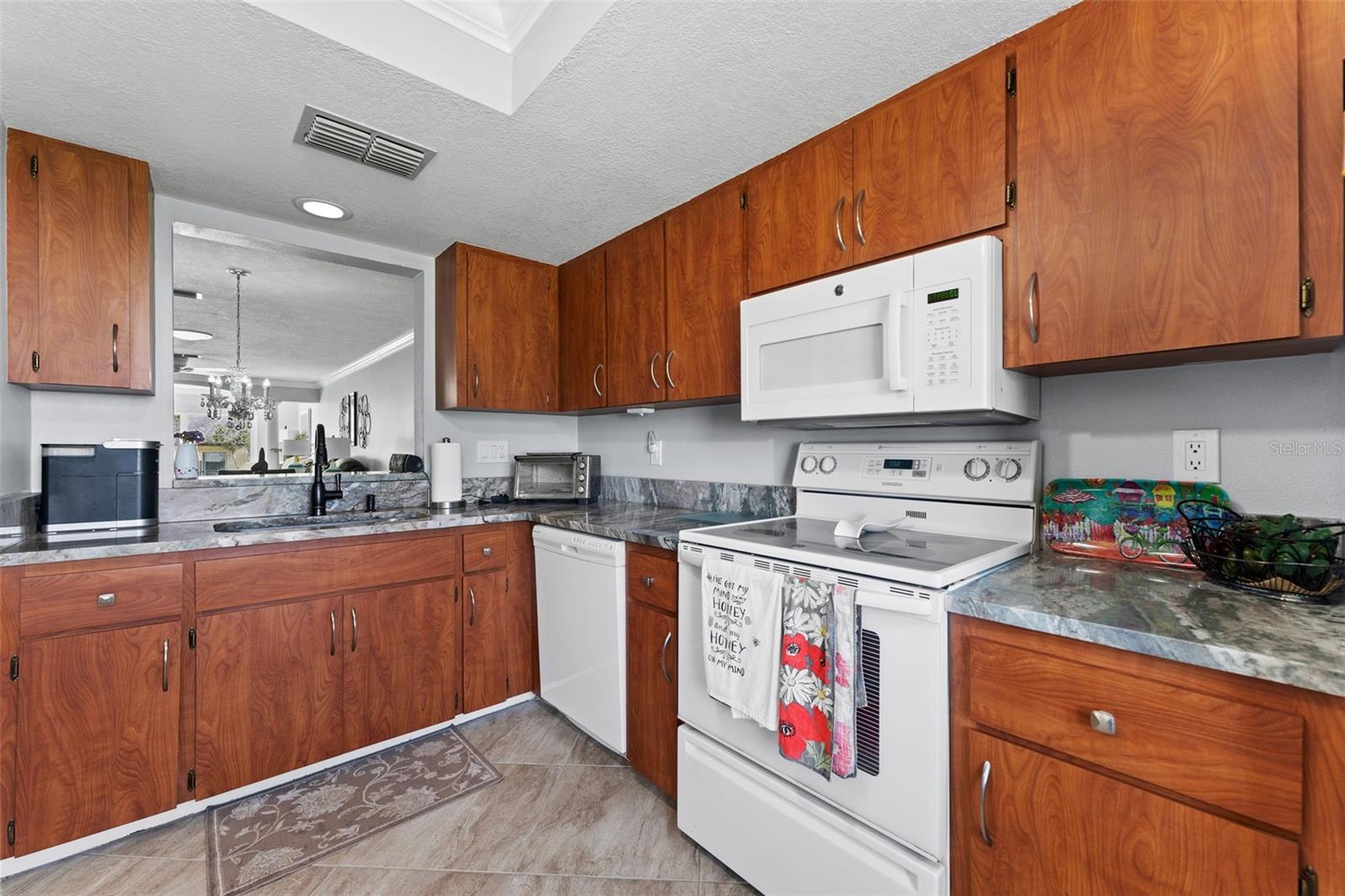 Image 9 of 39 For 3410 Stonehaven Court E A