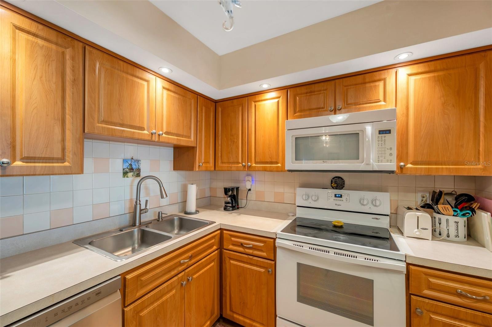 Image 6 of 48 For 7600 Sun Island Drive S 407