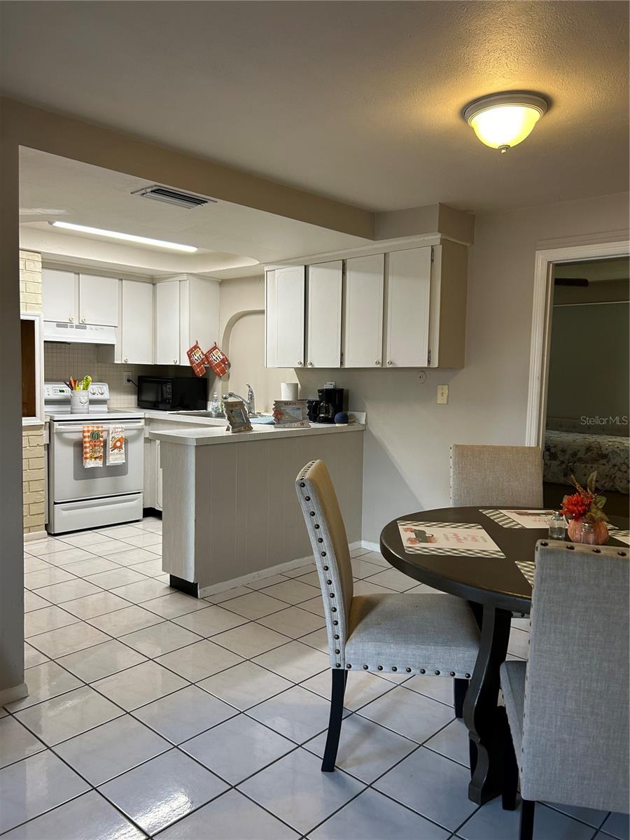 Listing photo id 13 for 3625 Windham Drive