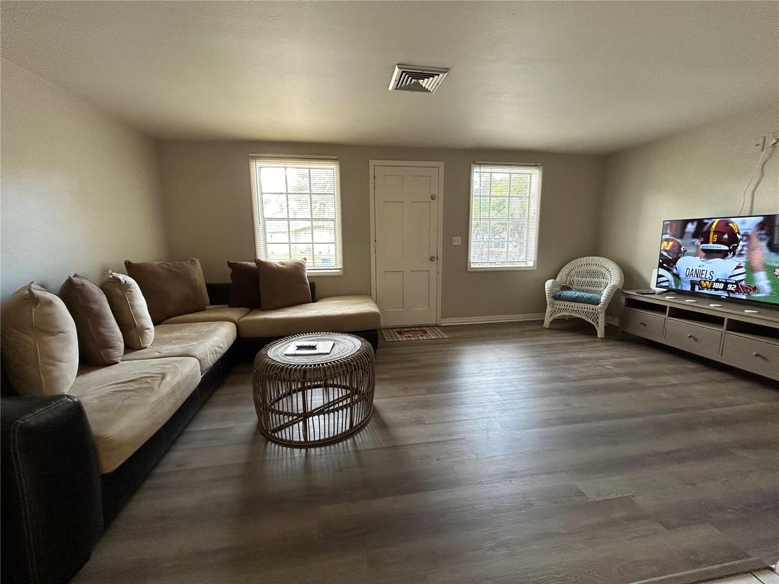 Listing photo id 3 for 3625 Windham Drive
