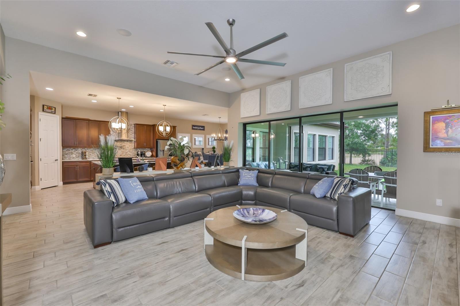 Listing photo id 8 for 6016 Shadowlake Drive