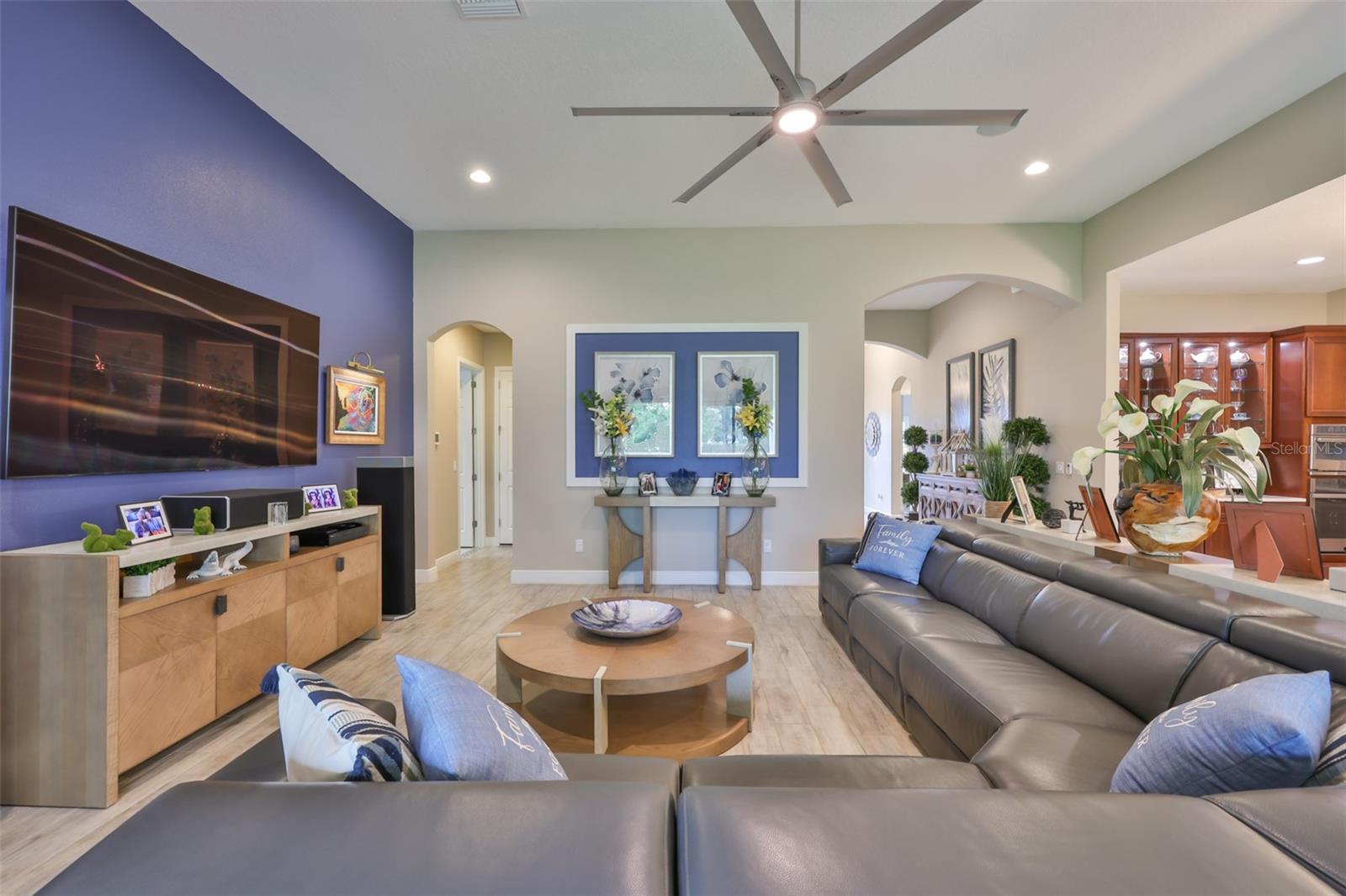 Listing photo id 9 for 6016 Shadowlake Drive