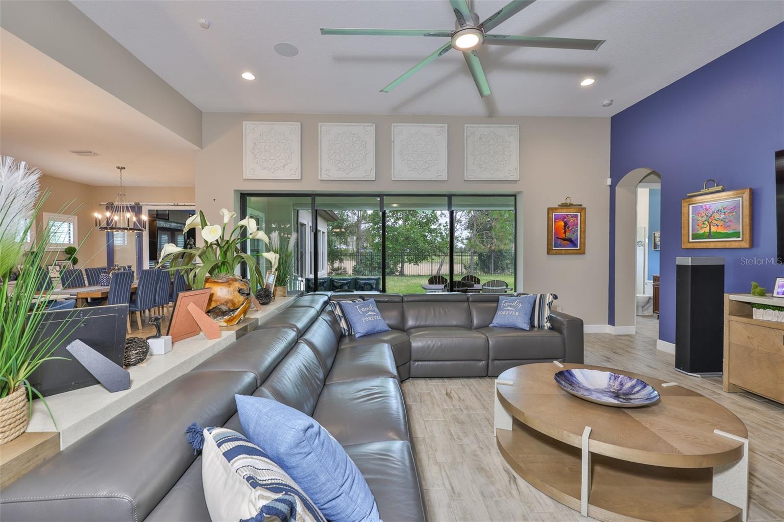 Listing photo id 11 for 6016 Shadowlake Drive