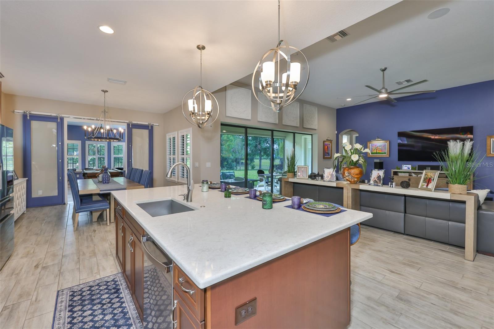 Listing photo id 13 for 6016 Shadowlake Drive