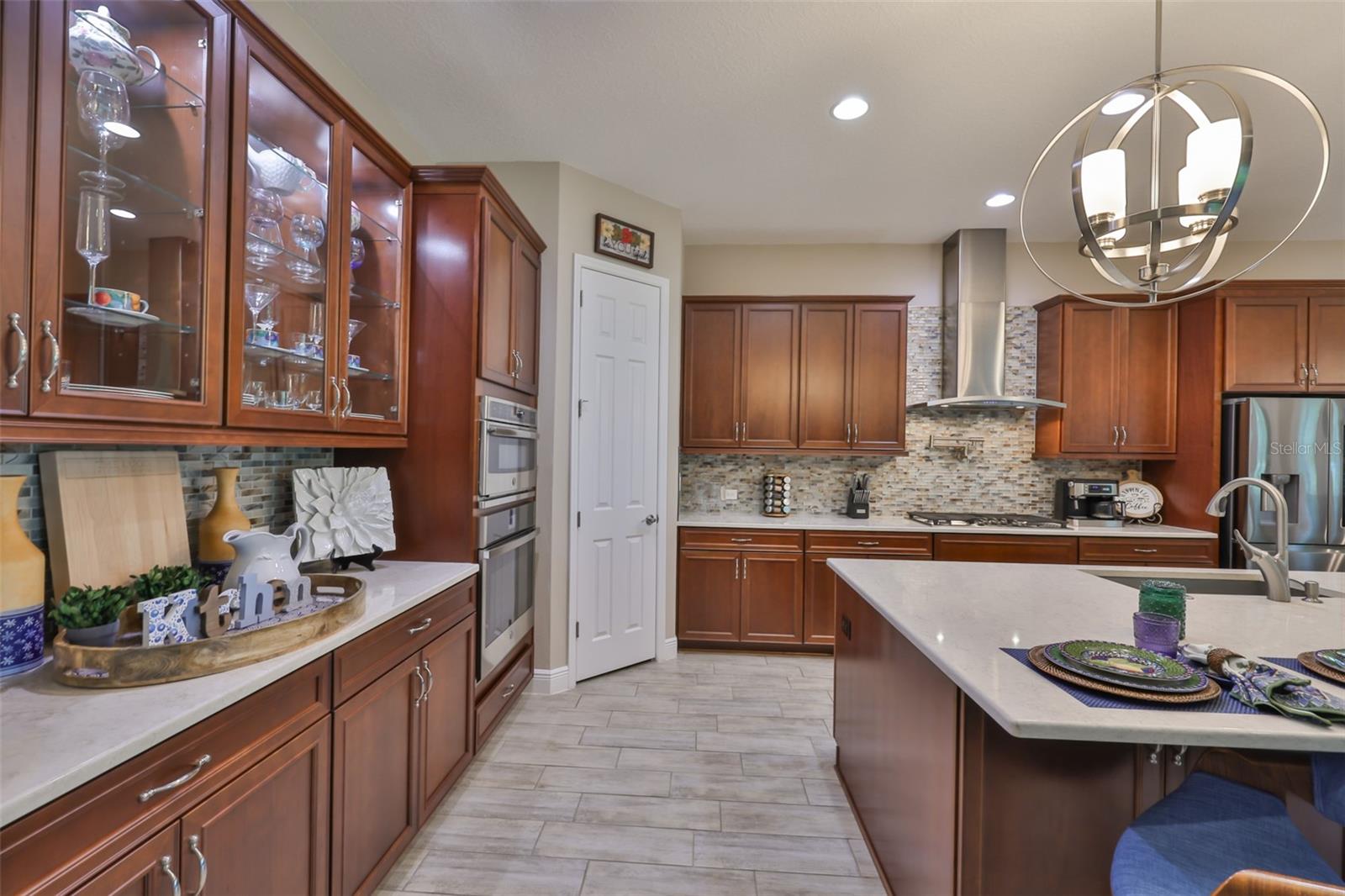 Listing photo id 14 for 6016 Shadowlake Drive