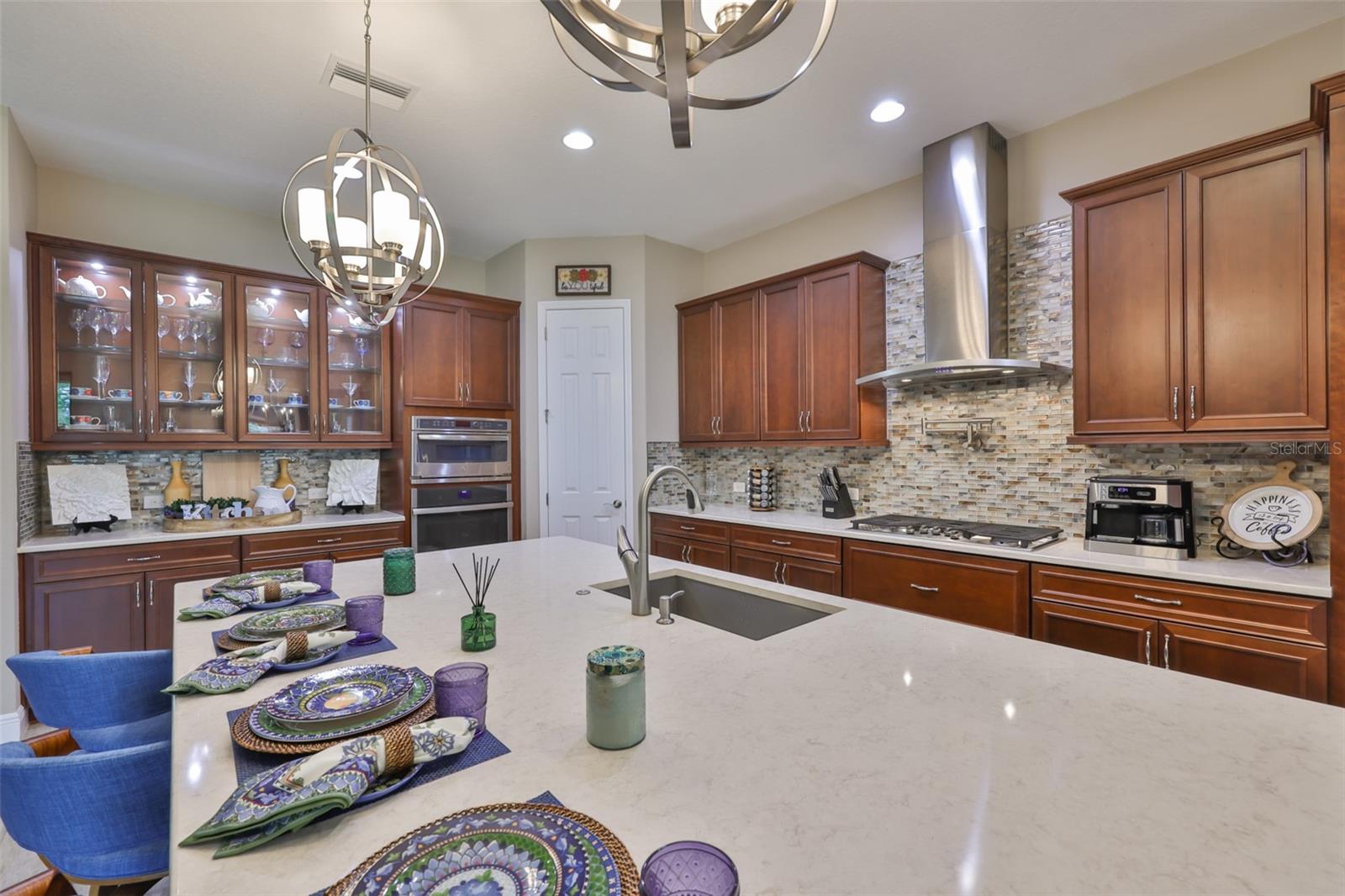 Listing photo id 15 for 6016 Shadowlake Drive