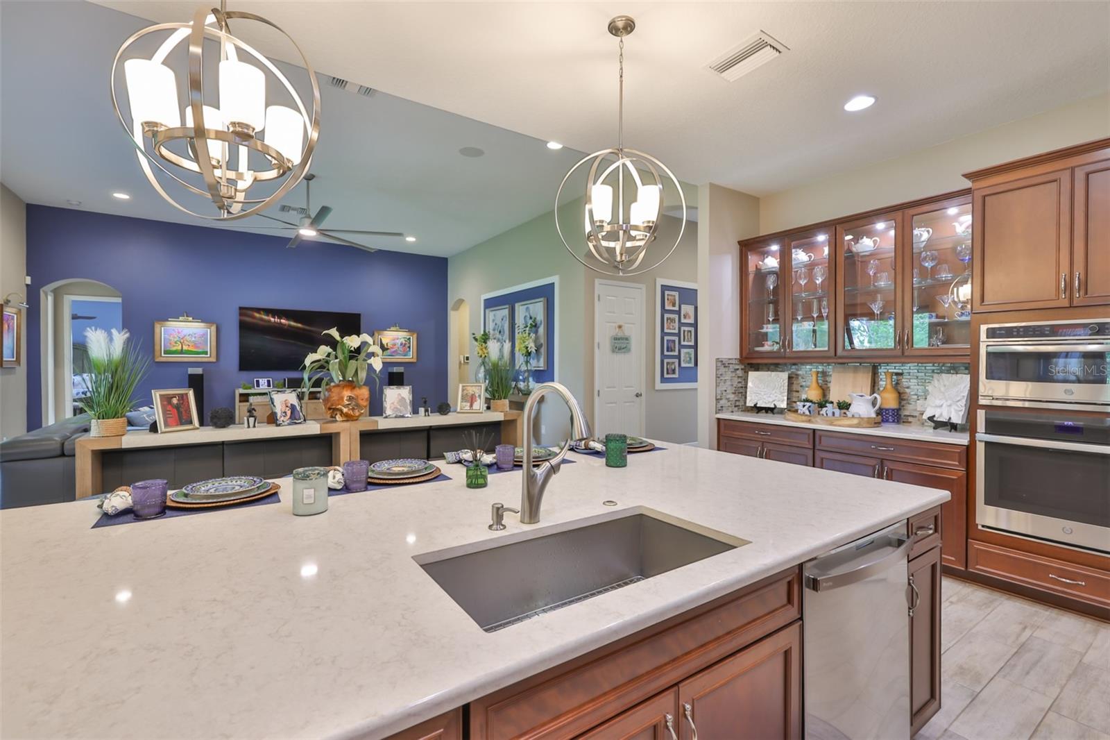 Listing photo id 16 for 6016 Shadowlake Drive