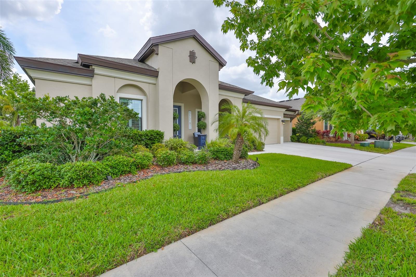 Listing photo id 0 for 6016 Shadowlake Drive