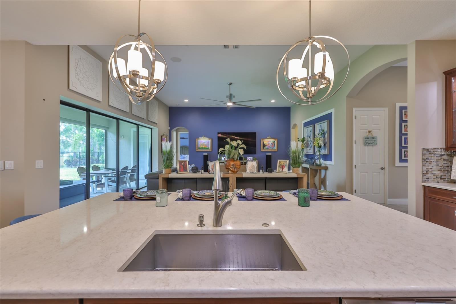 Listing photo id 25 for 6016 Shadowlake Drive