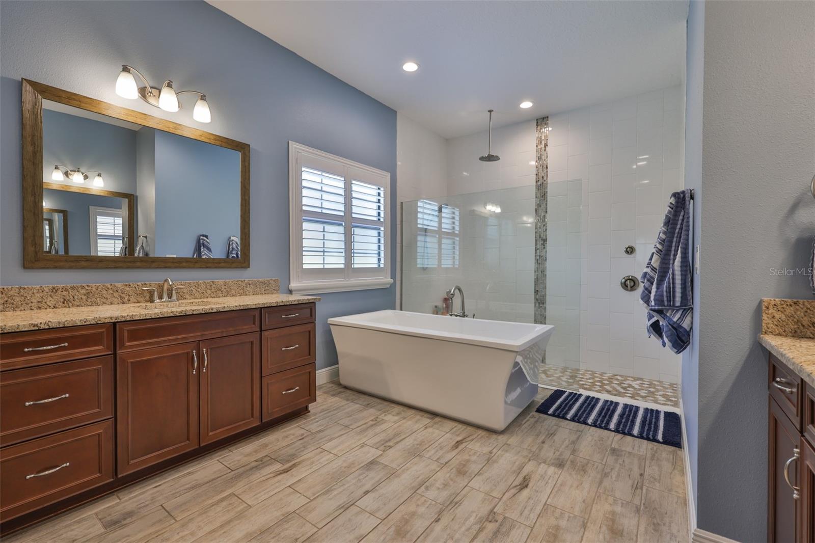 Listing photo id 29 for 6016 Shadowlake Drive