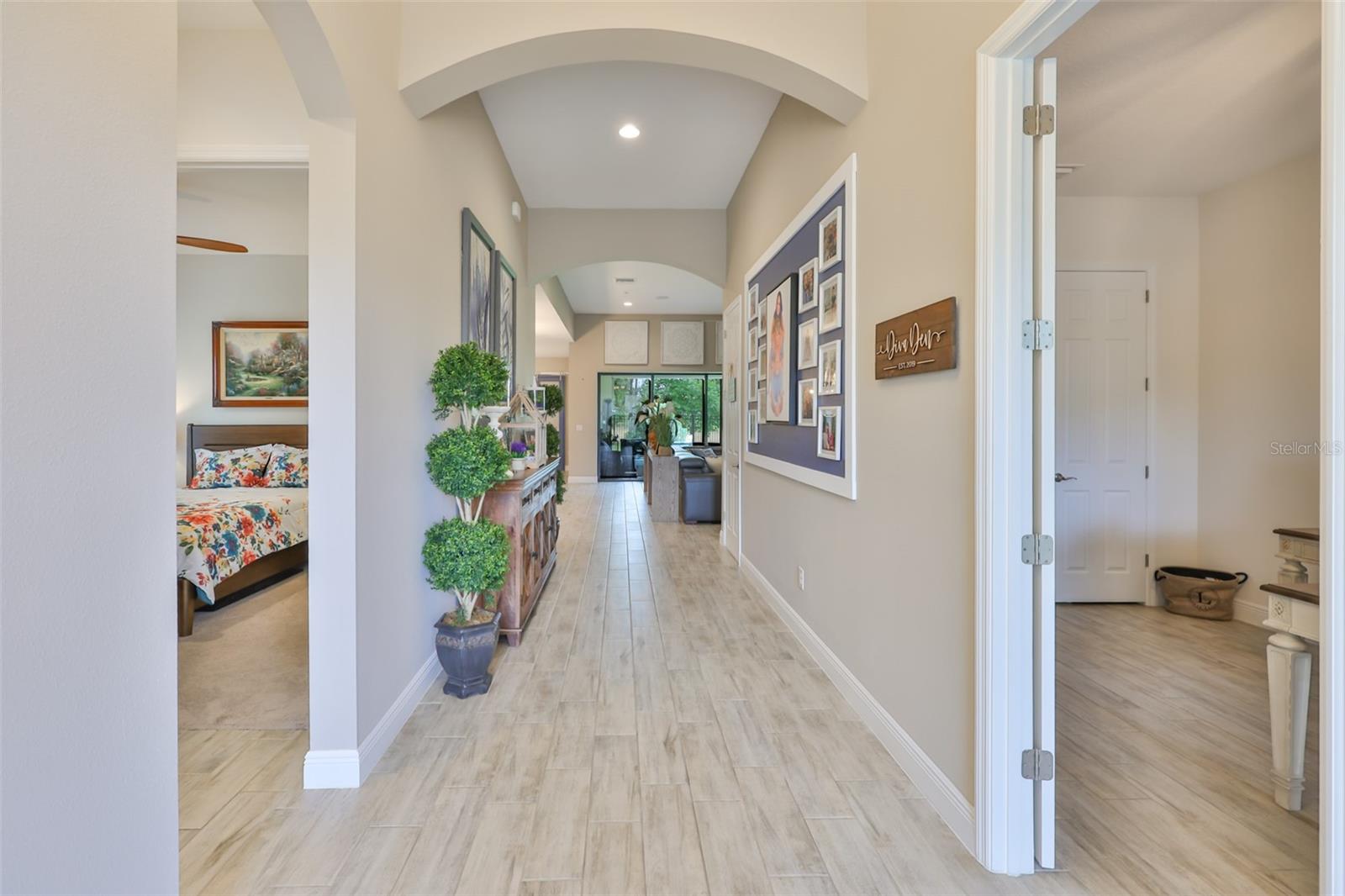 Listing photo id 3 for 6016 Shadowlake Drive