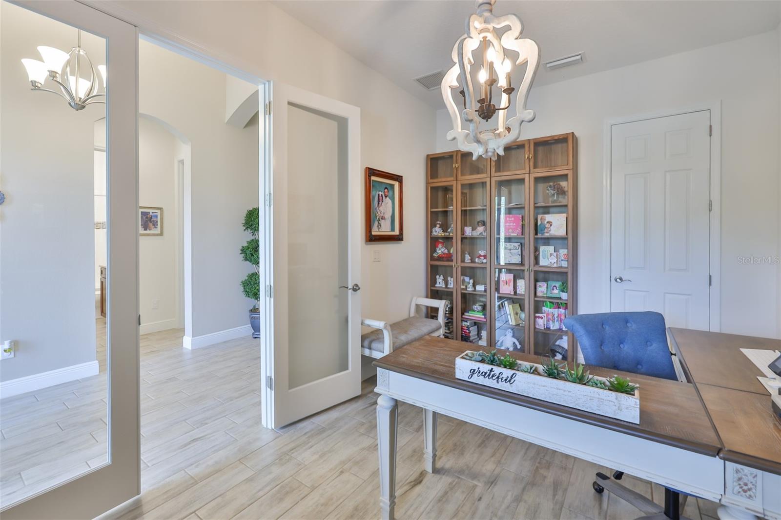 Listing photo id 6 for 6016 Shadowlake Drive