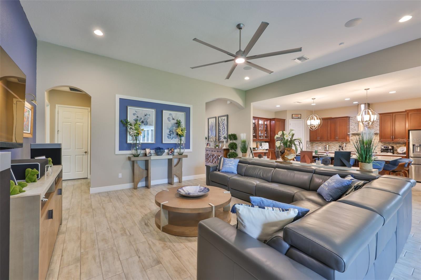 Listing photo id 7 for 6016 Shadowlake Drive