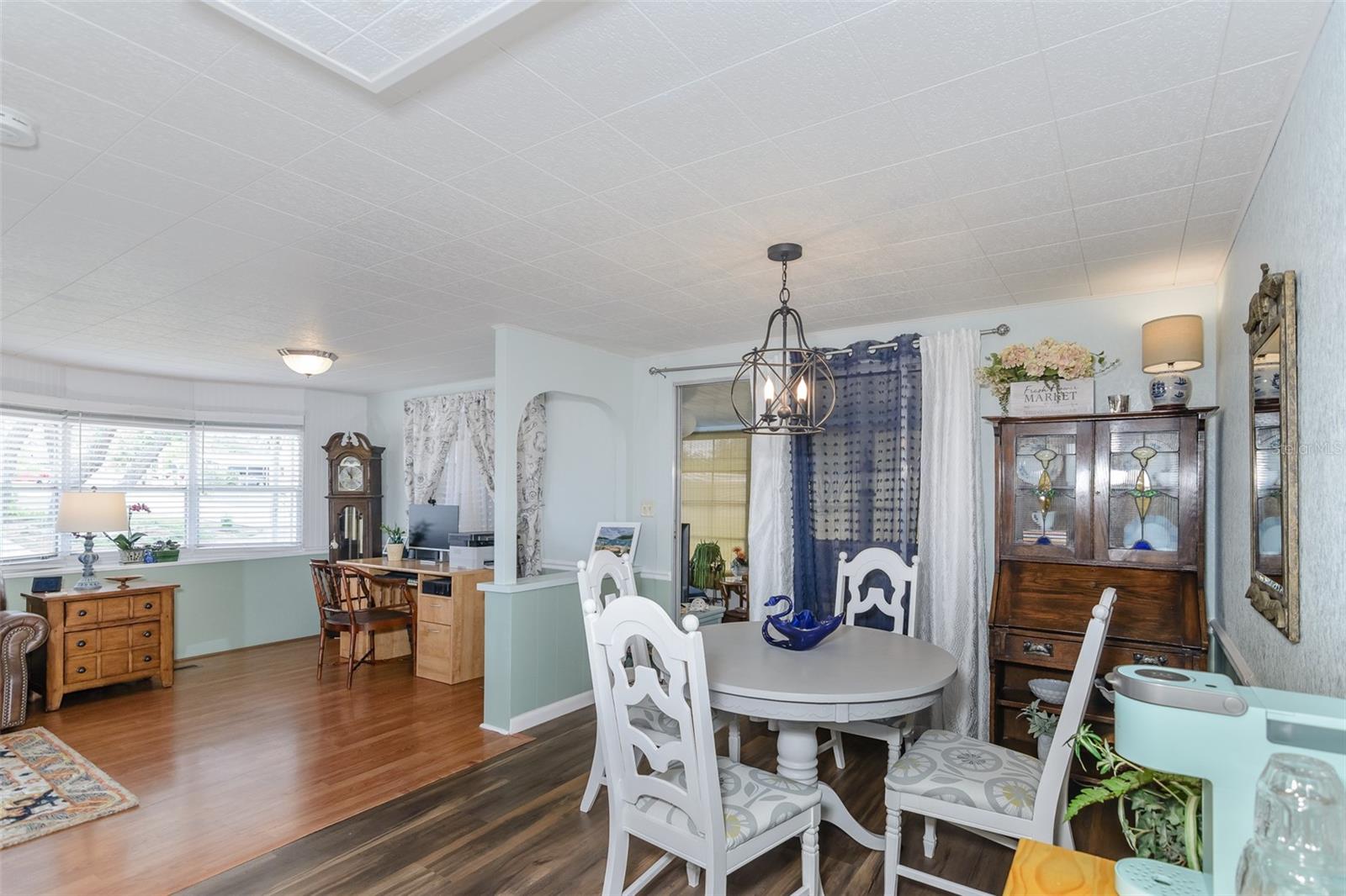 Listing photo id 11 for 7299 First Circle Drive