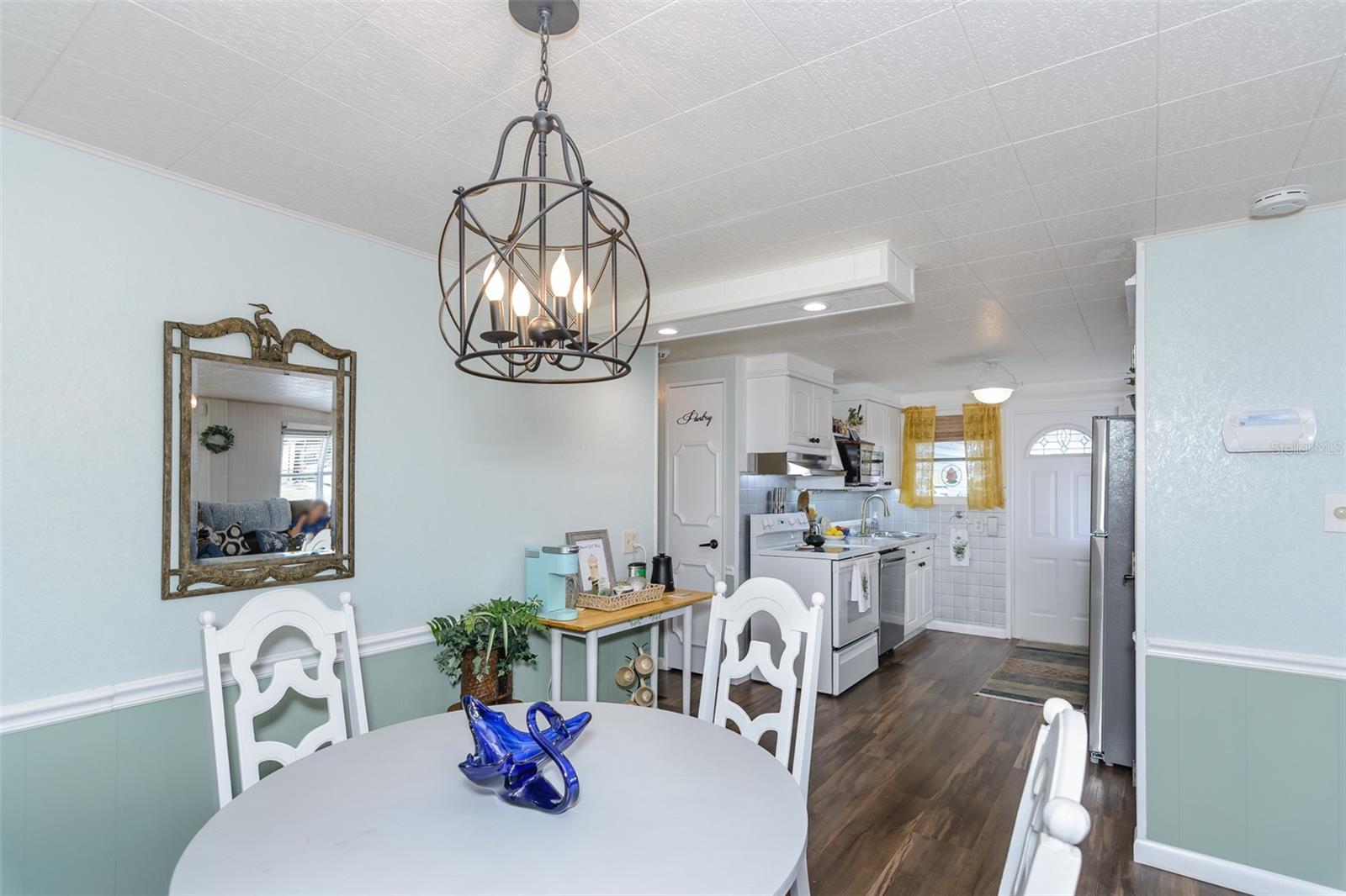 Listing photo id 17 for 7299 First Circle Drive