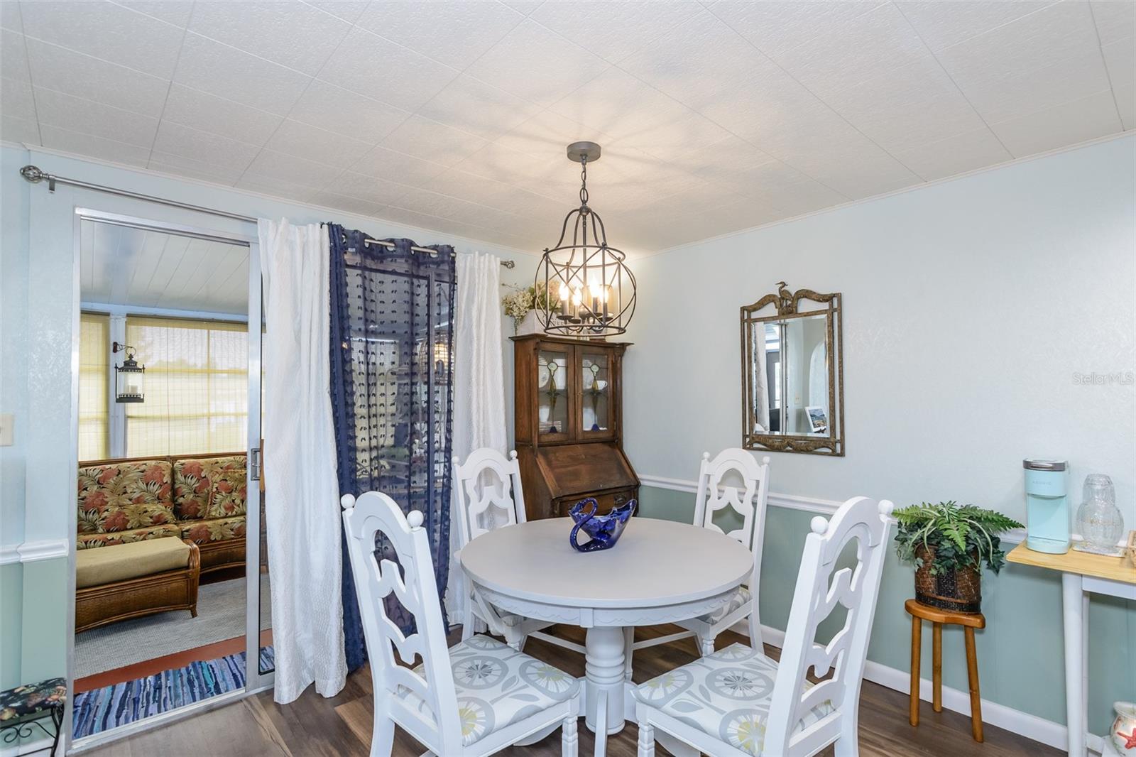 Listing photo id 3 for 7299 First Circle Drive