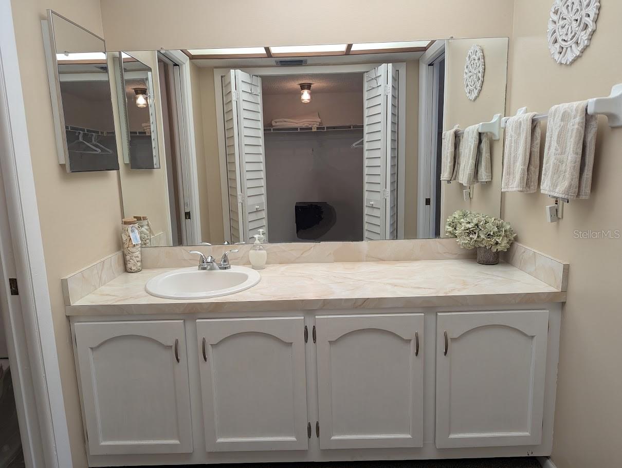Listing photo id 15 for 8765 Bardmoor Boulevard 108