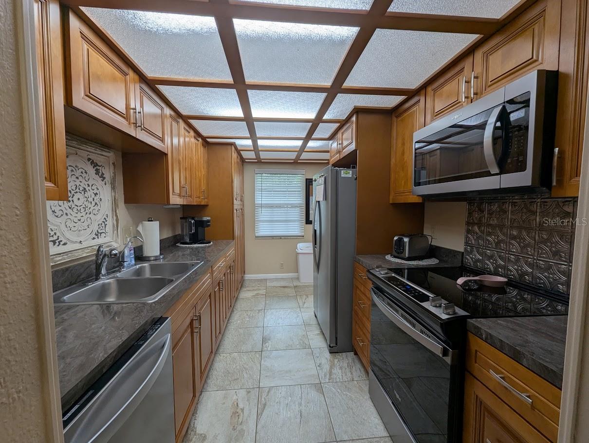 Listing photo id 7 for 8765 Bardmoor Boulevard 108