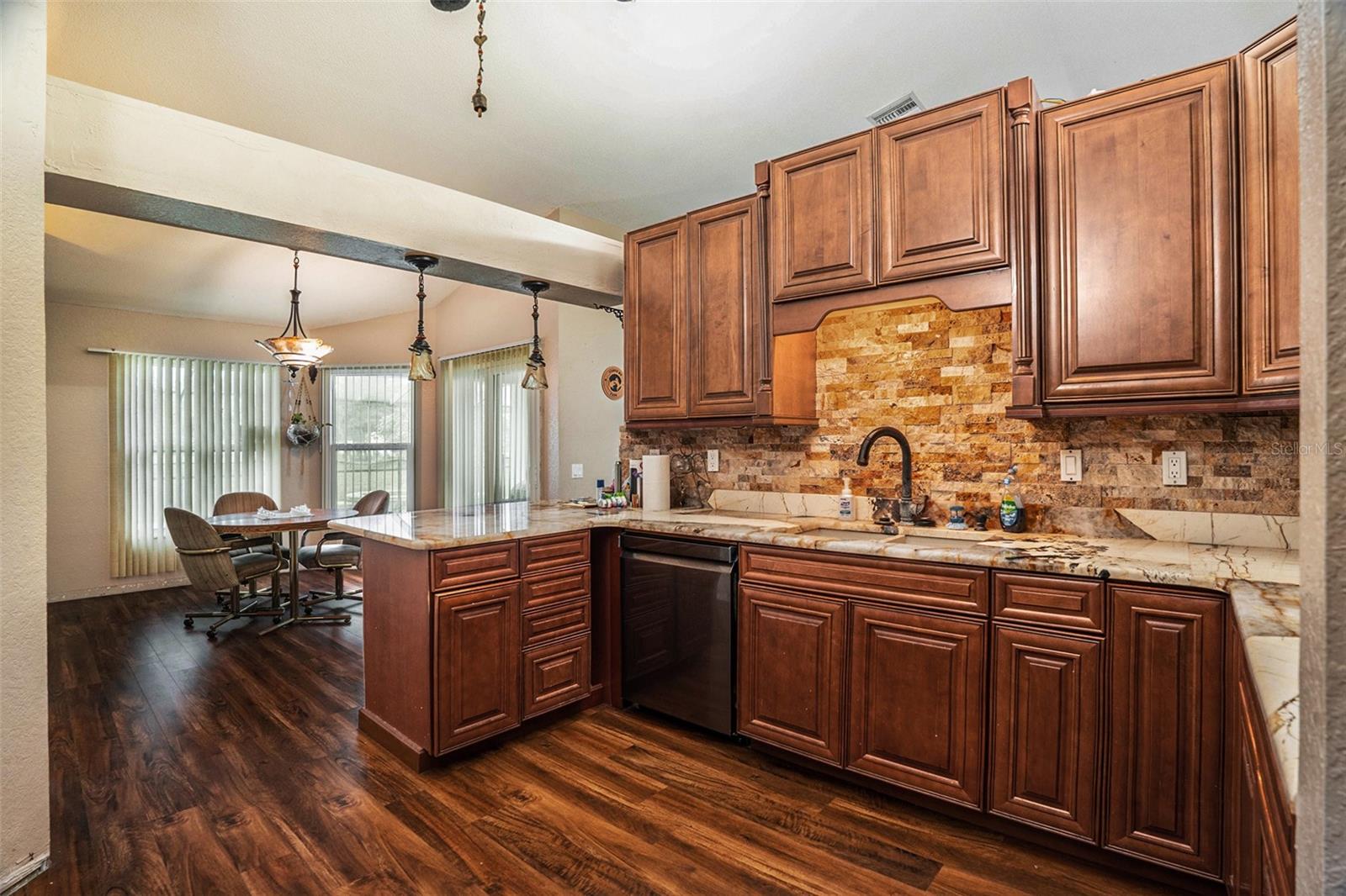 Listing photo id 8 for 12214 Buckingham Way