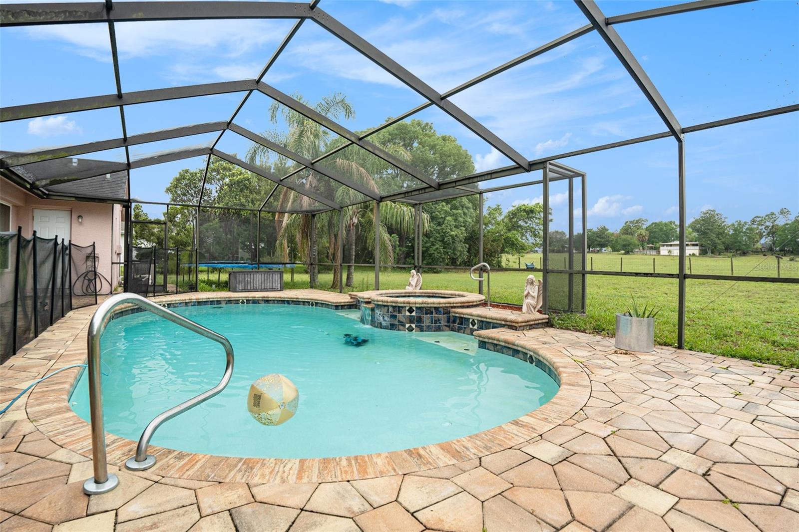 Listing photo id 25 for 12214 Buckingham Way