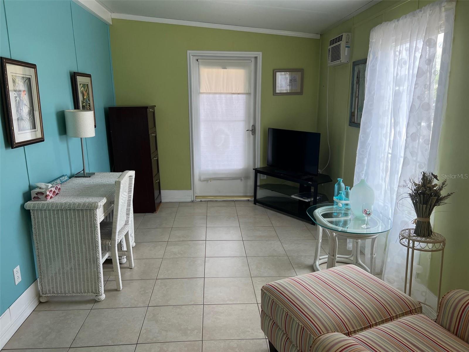 Listing photo id 12 for 4097 46th Avenue N 323