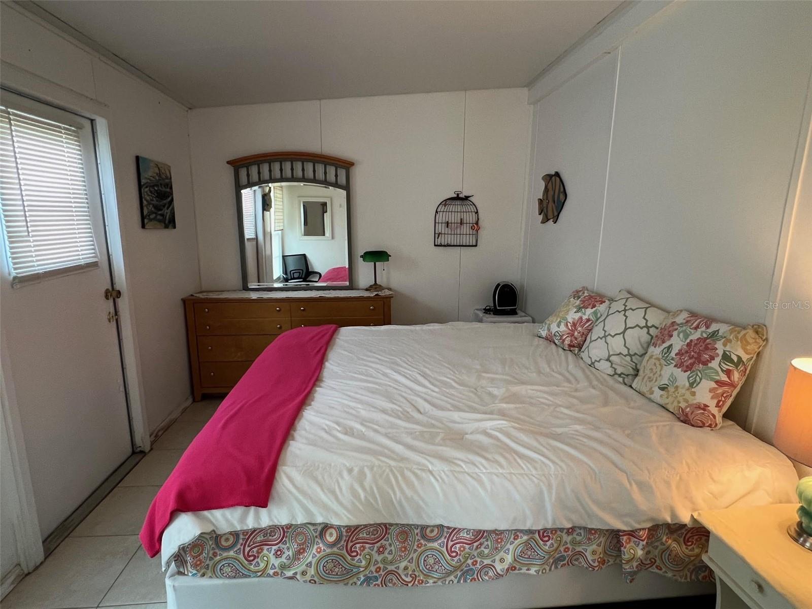 Listing photo id 15 for 4097 46th Avenue N 323