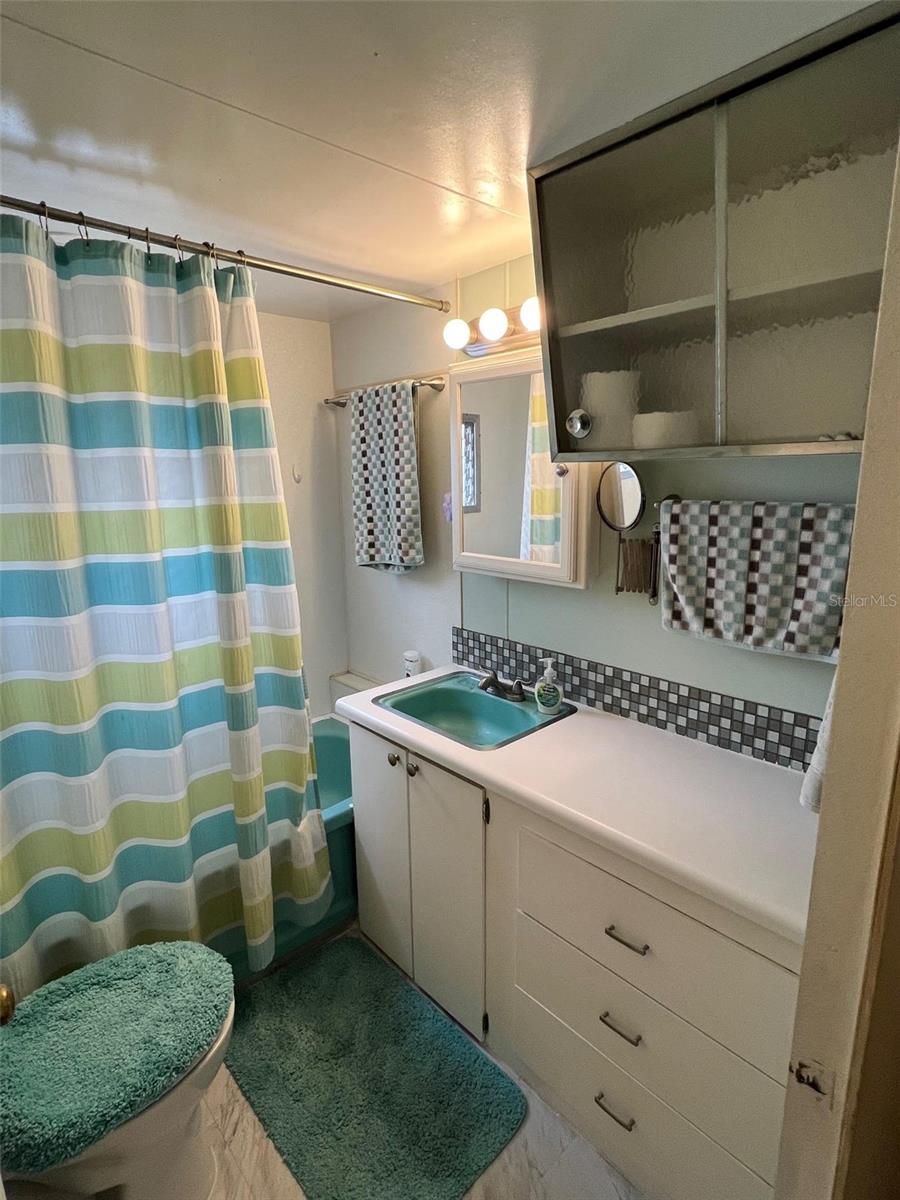 Listing photo id 19 for 4097 46th Avenue N 323