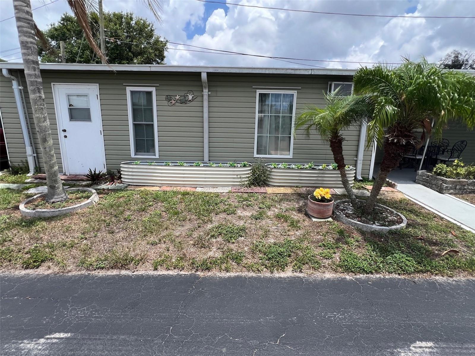 Listing photo id 2 for 4097 46th Avenue N 323