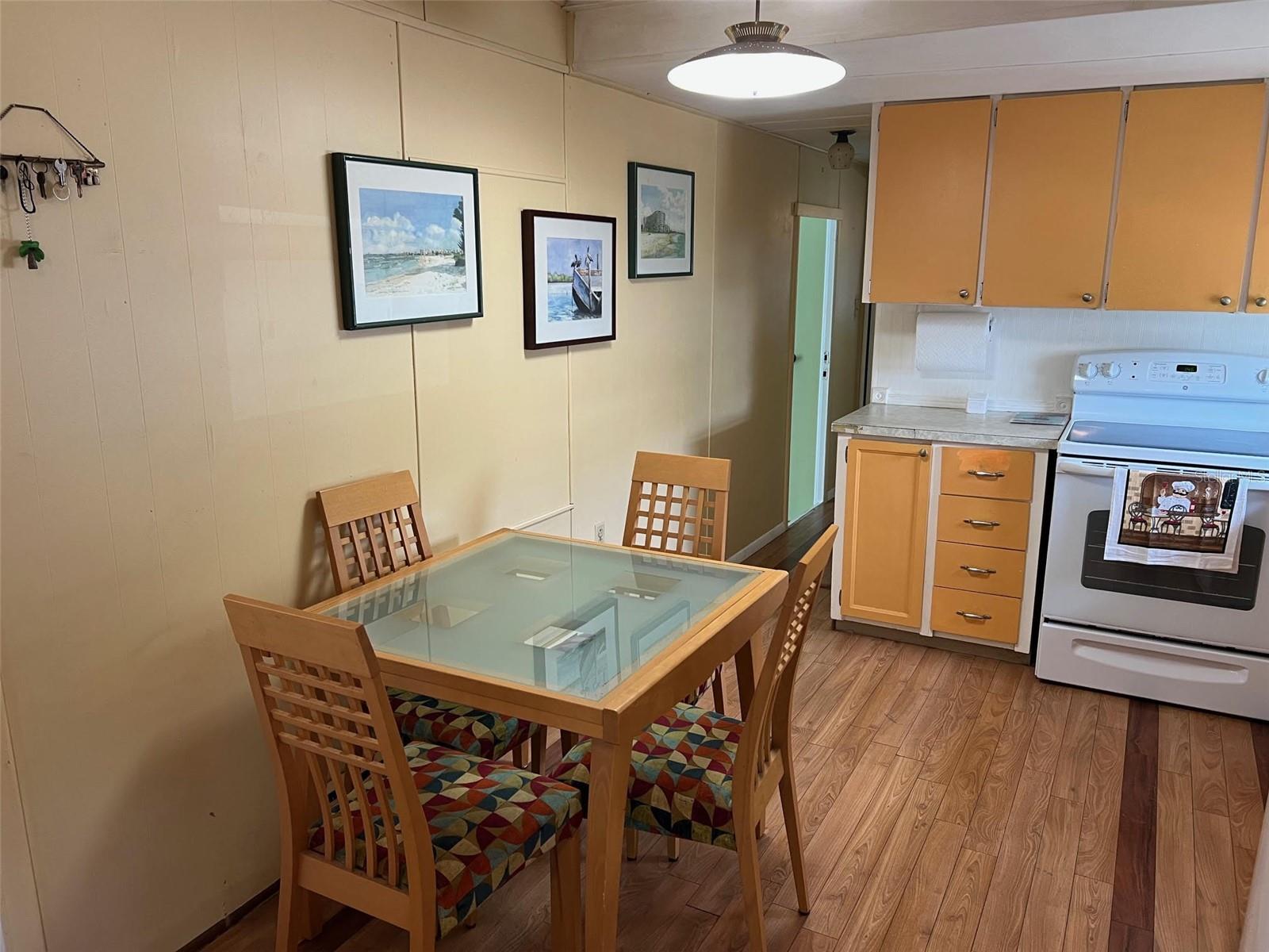 Listing photo id 5 for 4097 46th Avenue N 323