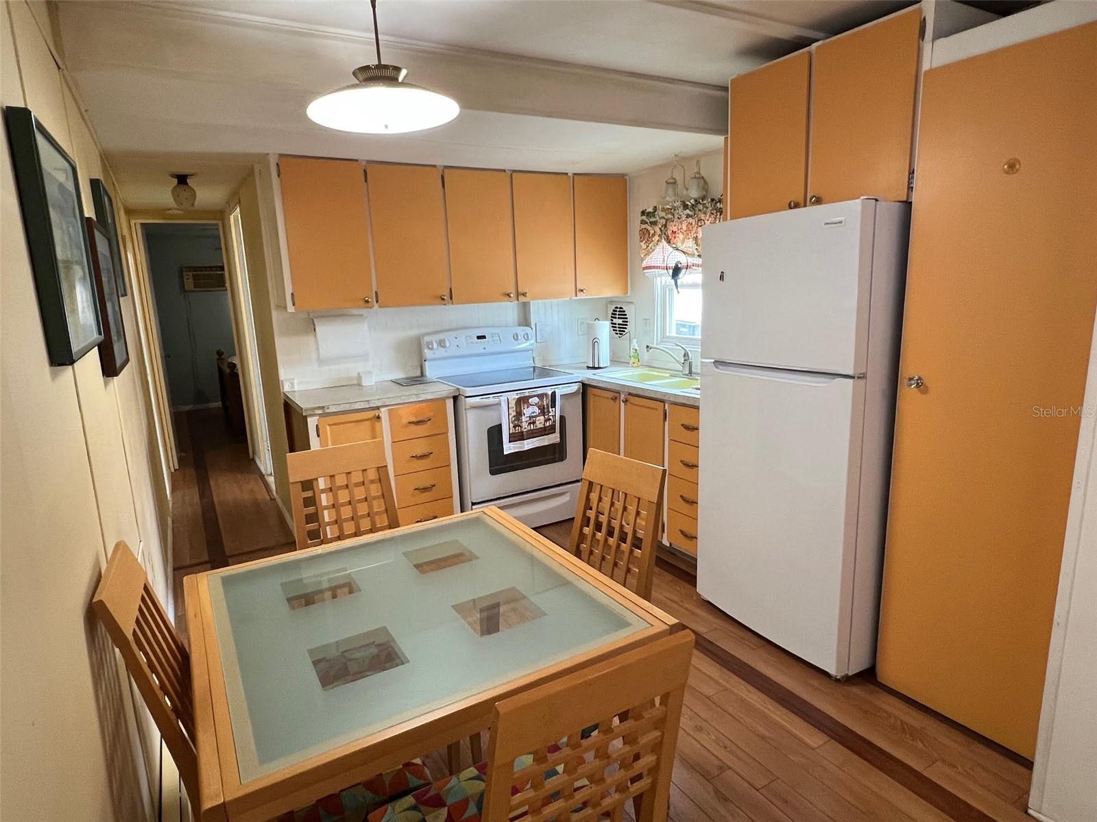 Listing photo id 6 for 4097 46th Avenue N 323