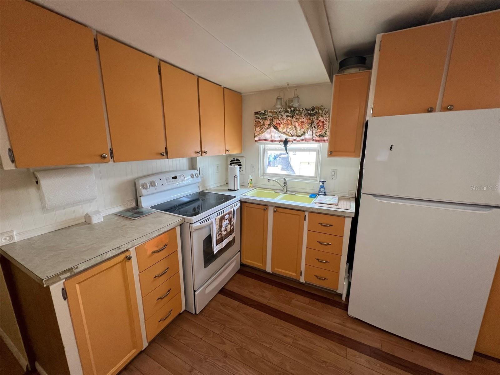 Listing photo id 7 for 4097 46th Avenue N 323