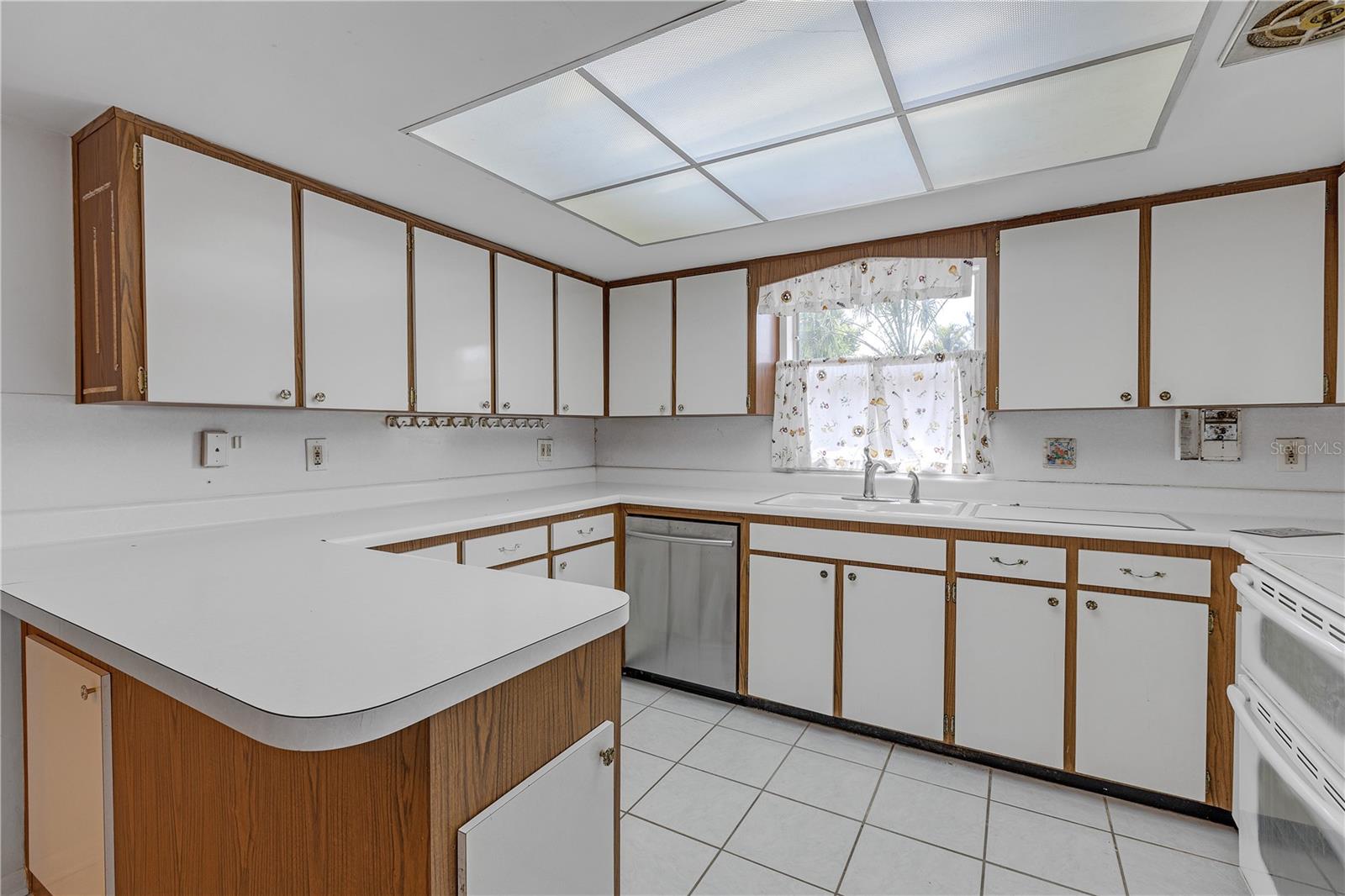 Listing photo id 8 for 7002 Doreen Street