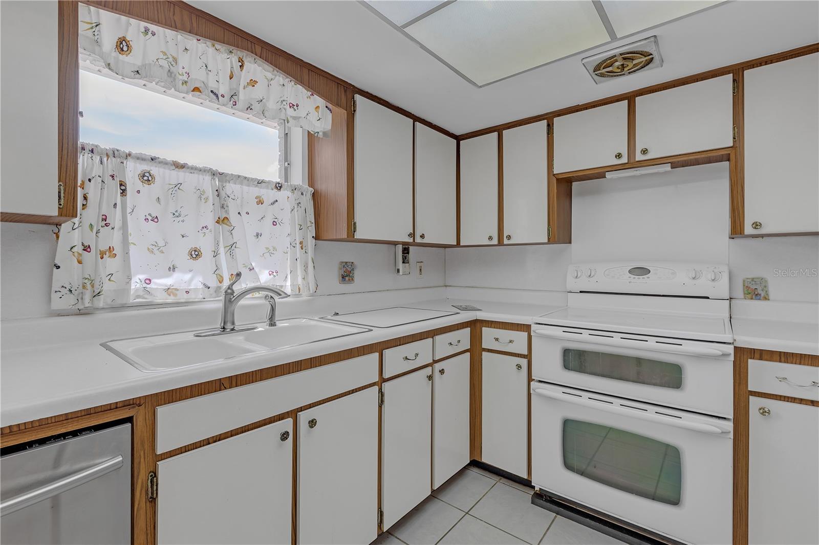 Listing photo id 9 for 7002 Doreen Street