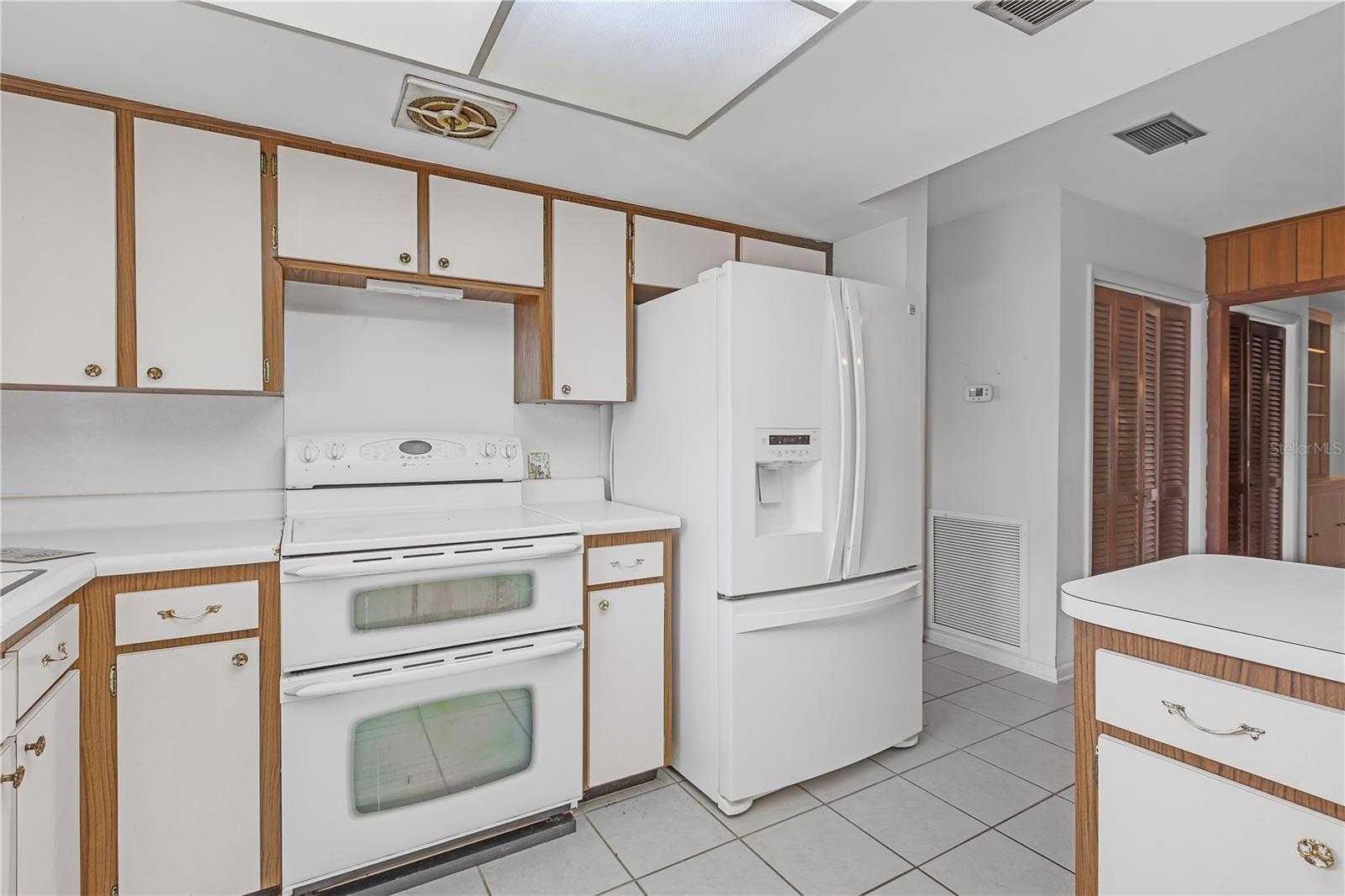 Listing photo id 10 for 7002 Doreen Street