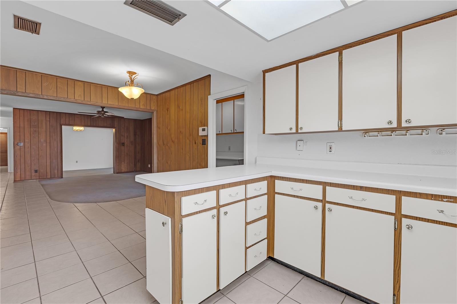 Listing photo id 11 for 7002 Doreen Street