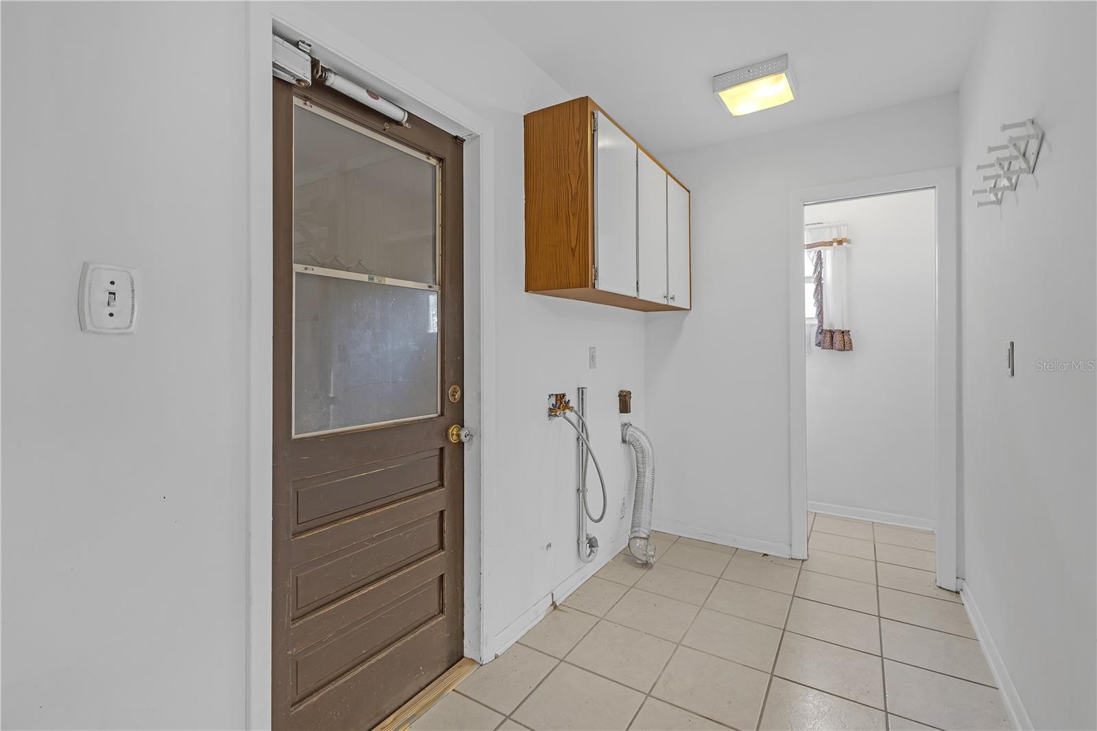 Listing photo id 14 for 7002 Doreen Street