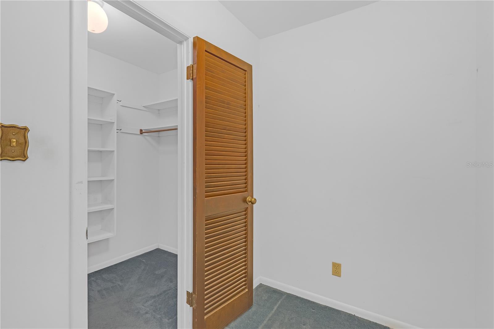 Listing photo id 27 for 7002 Doreen Street
