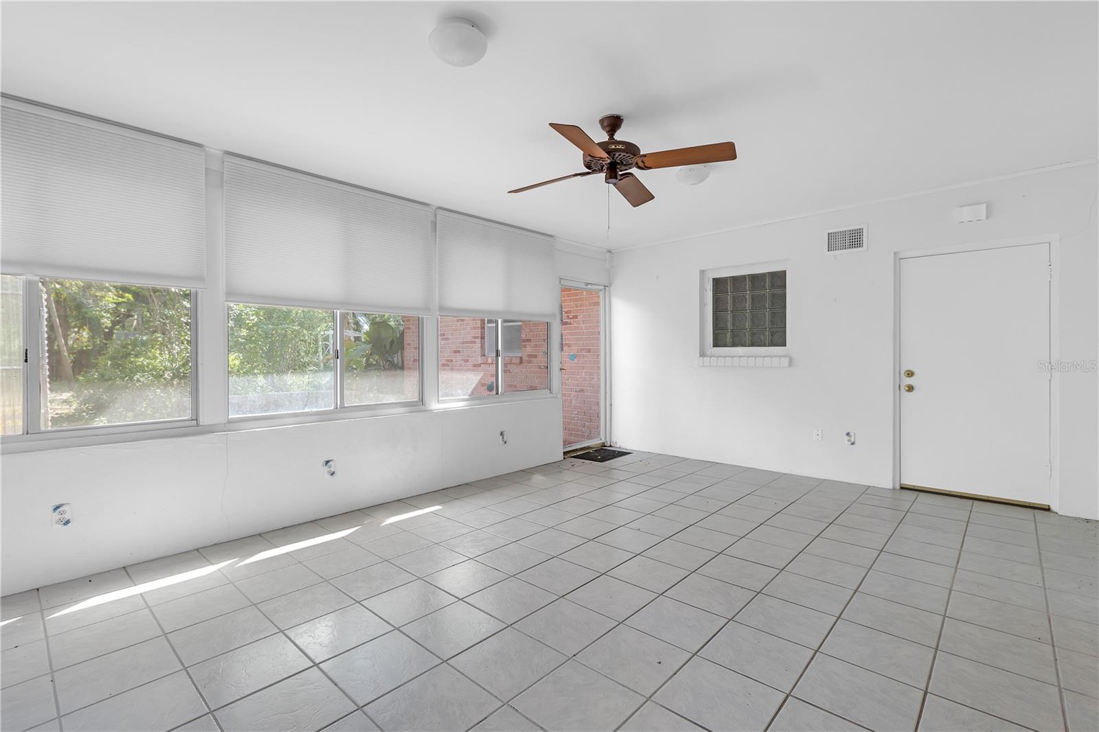 Listing photo id 34 for 7002 Doreen Street