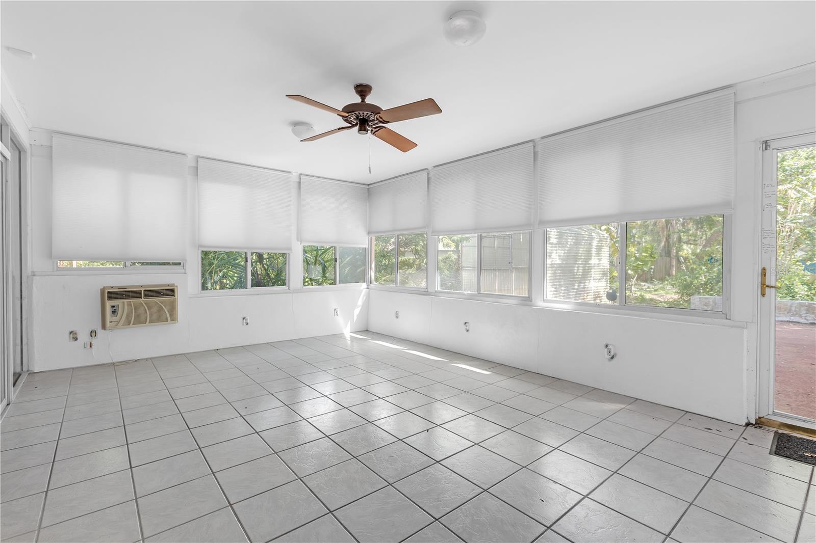 Listing photo id 35 for 7002 Doreen Street