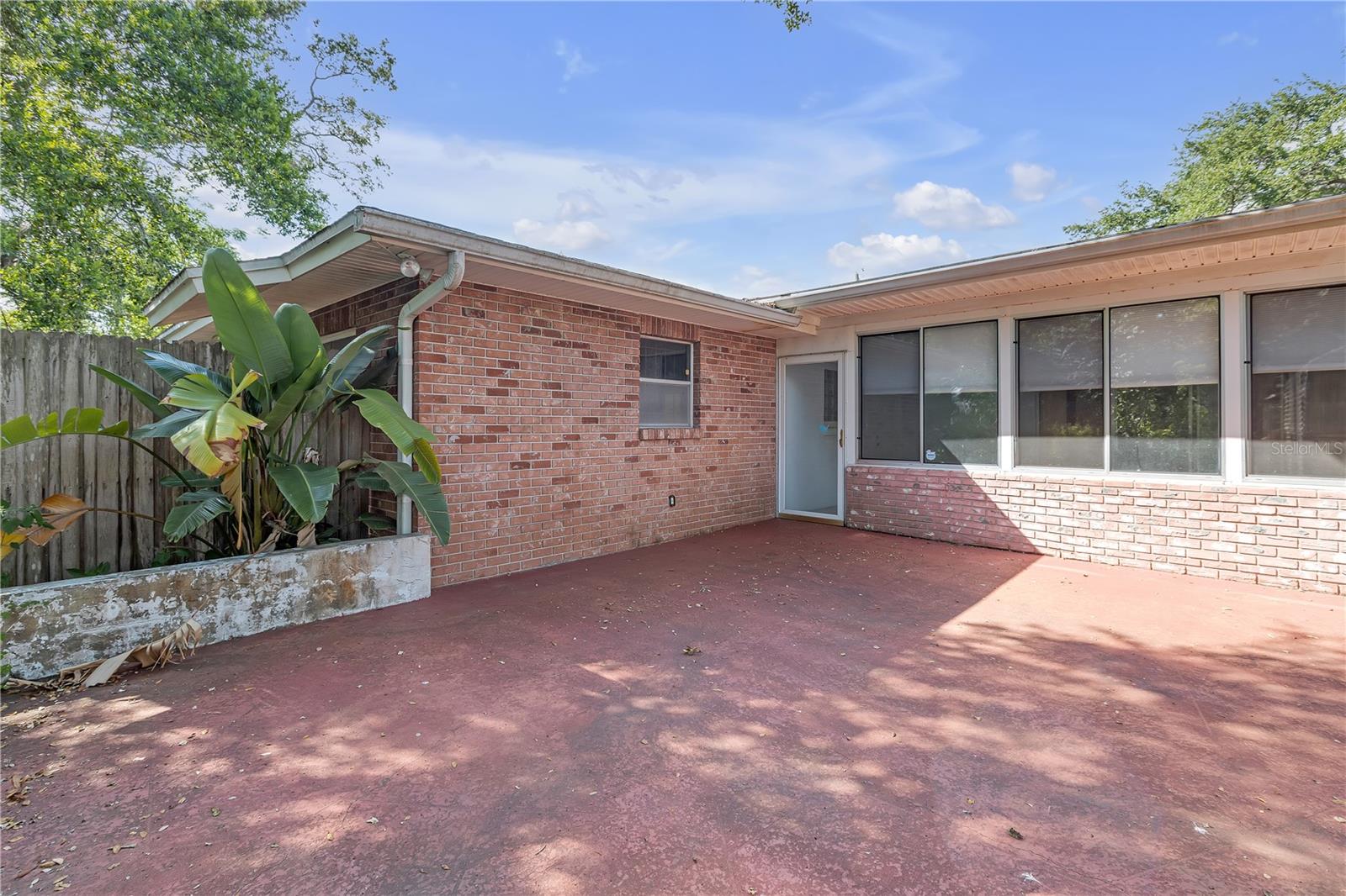 Listing photo id 39 for 7002 Doreen Street