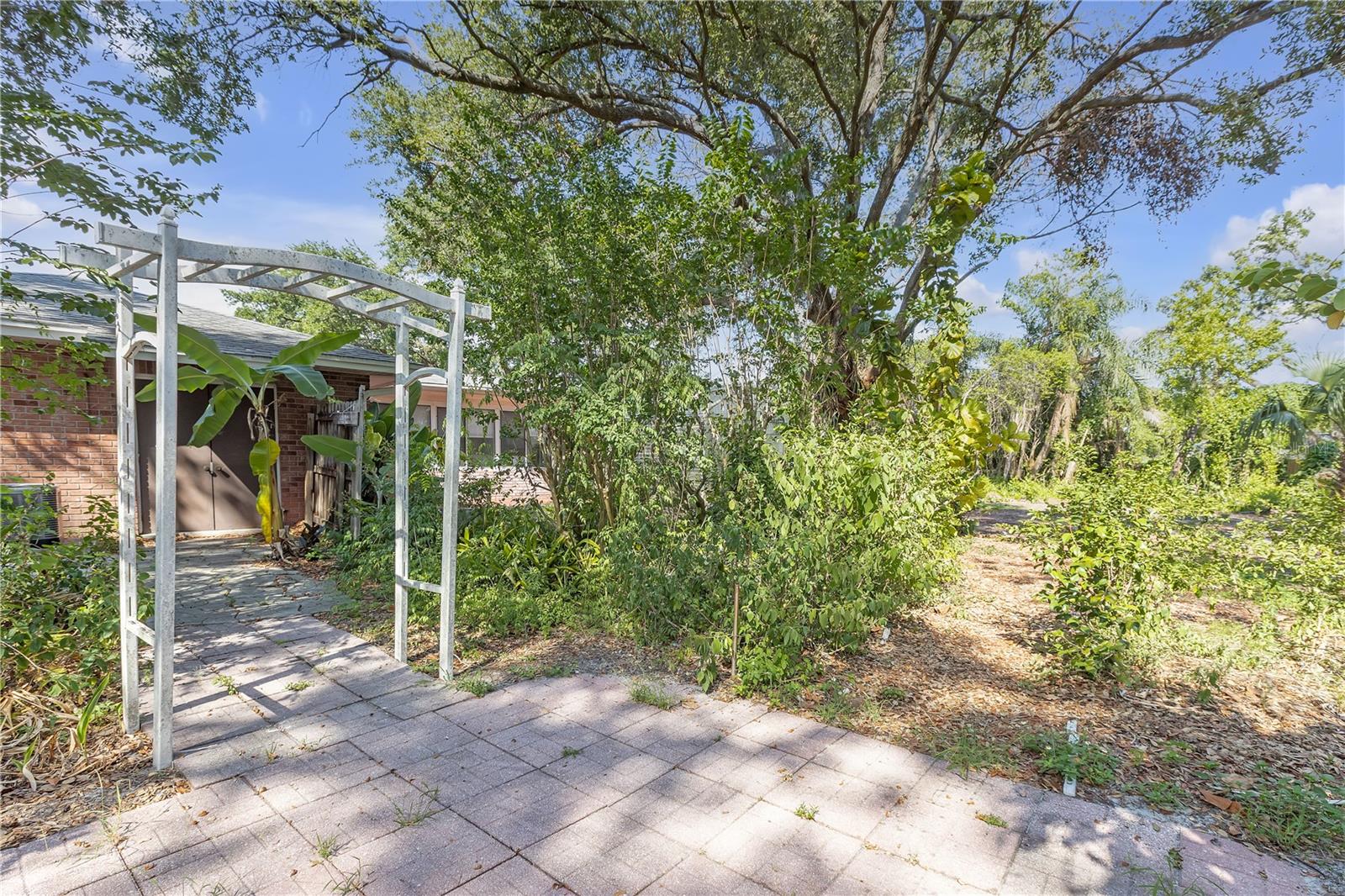 Listing photo id 42 for 7002 Doreen Street