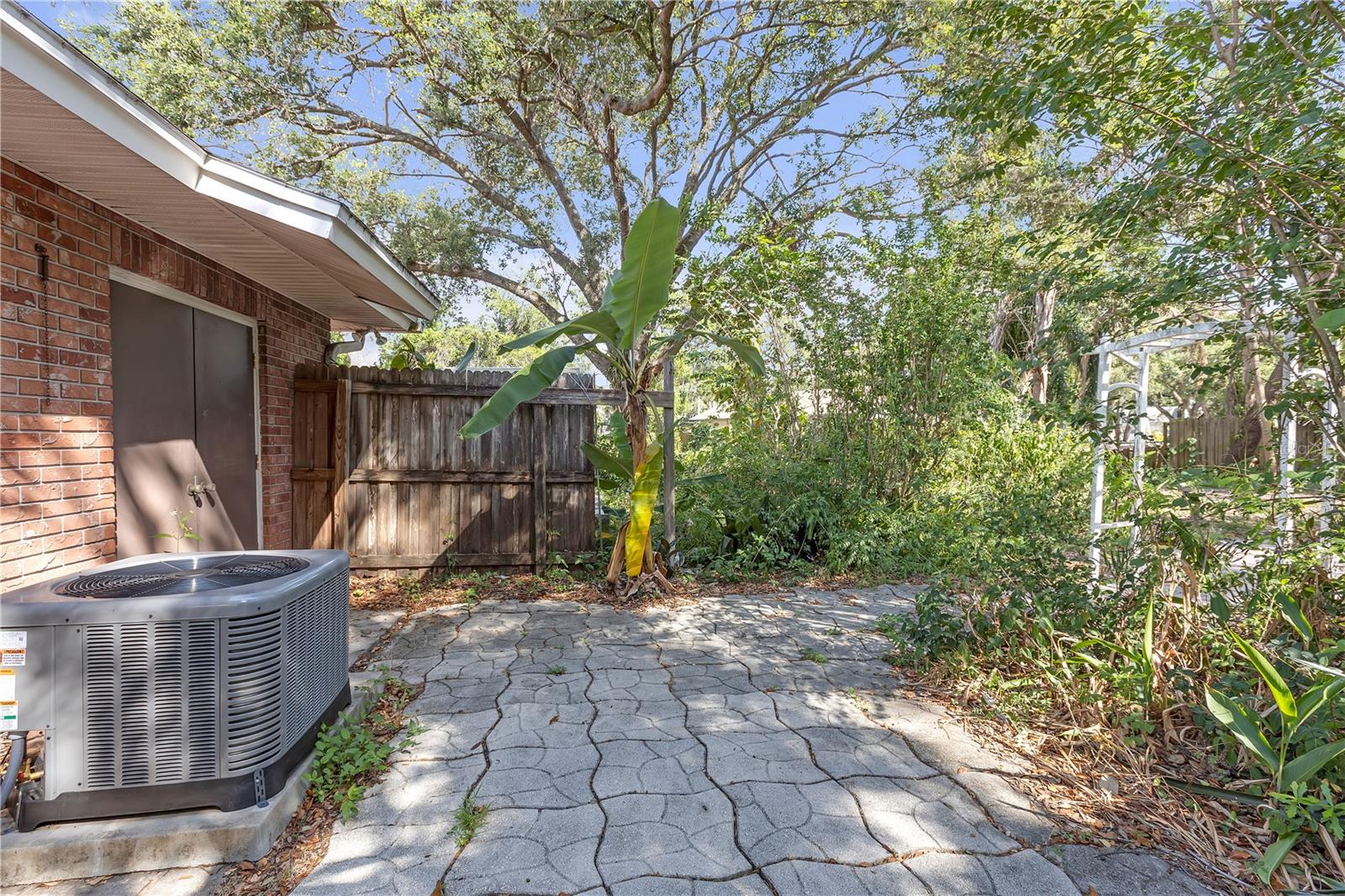 Listing photo id 43 for 7002 Doreen Street