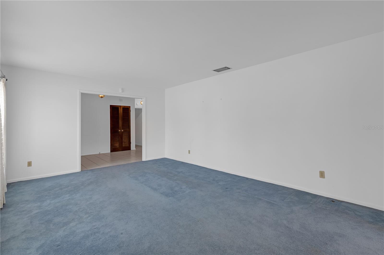 Listing photo id 3 for 7002 Doreen Street