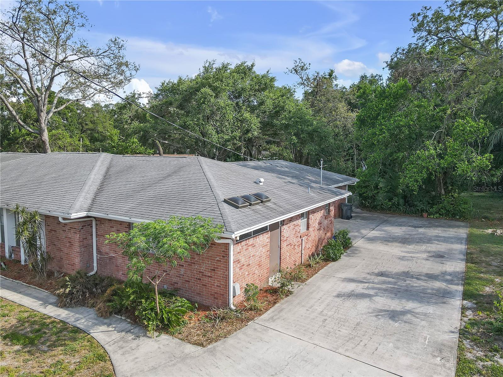 Listing photo id 52 for 7002 Doreen Street