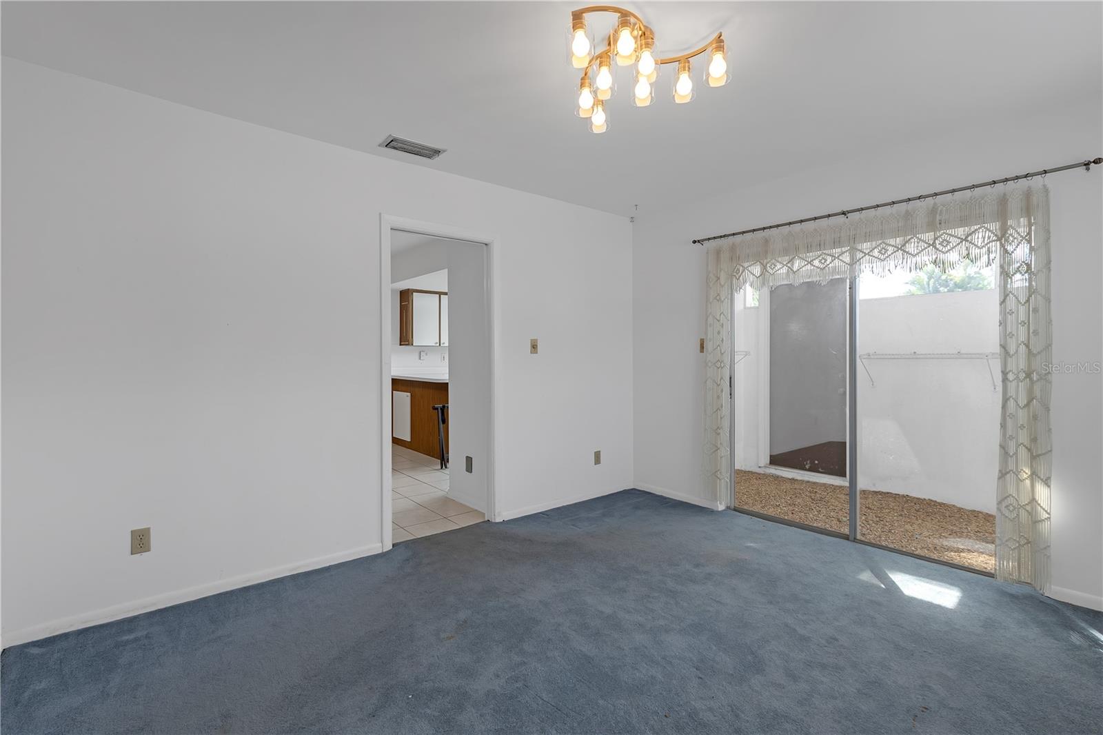 Listing photo id 4 for 7002 Doreen Street