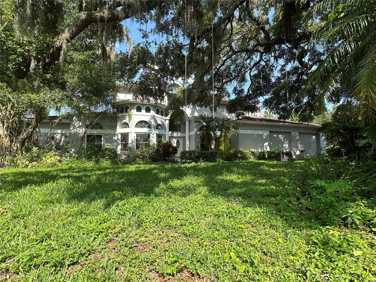 Listing photo id 0 for 1931 Oak Ridge Court