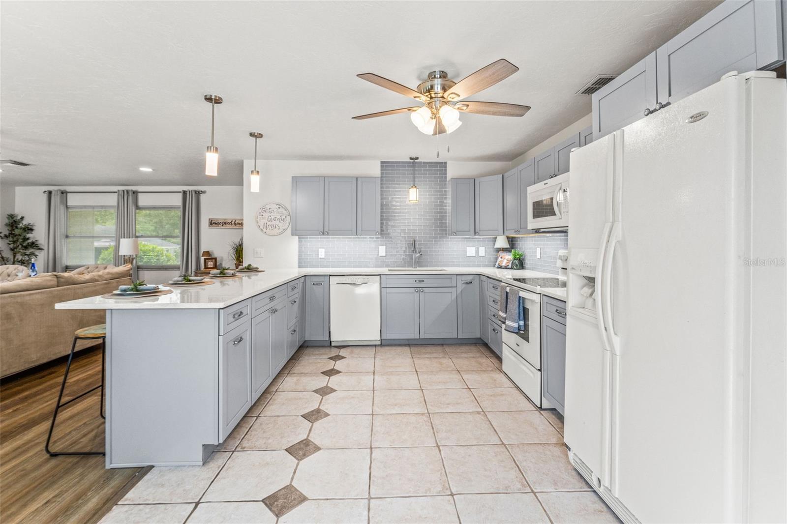 Listing photo id 8 for 3956 Tamarisk Point