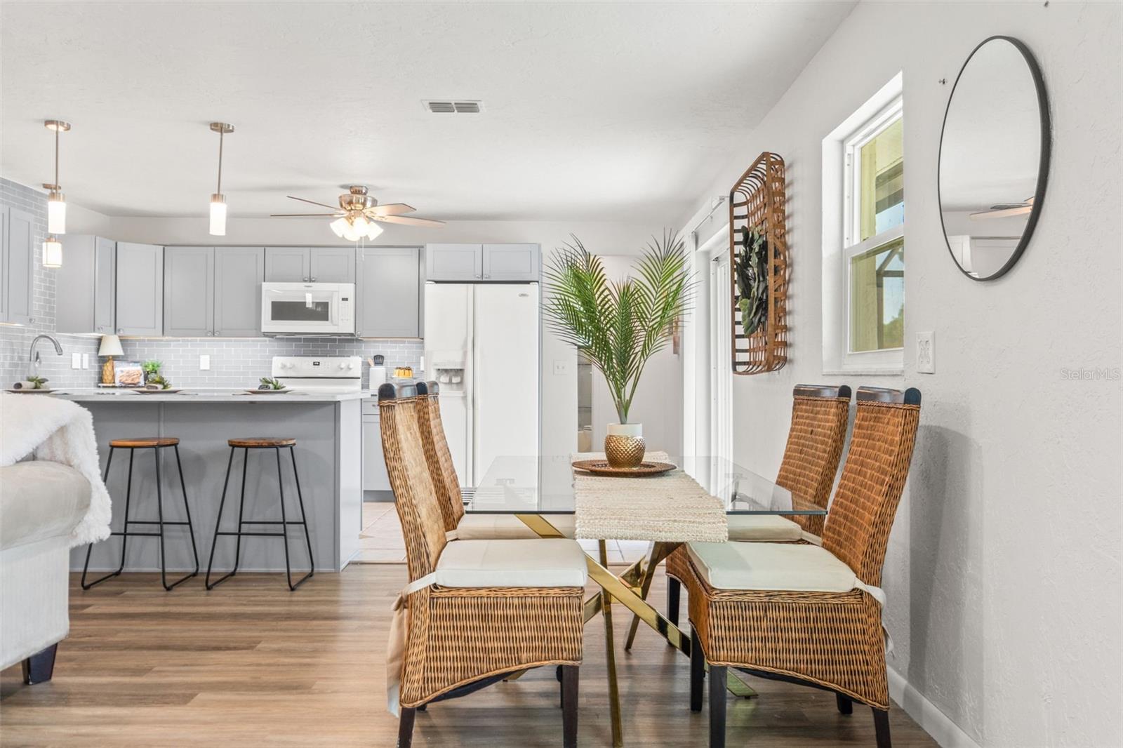 Listing photo id 12 for 3956 Tamarisk Point